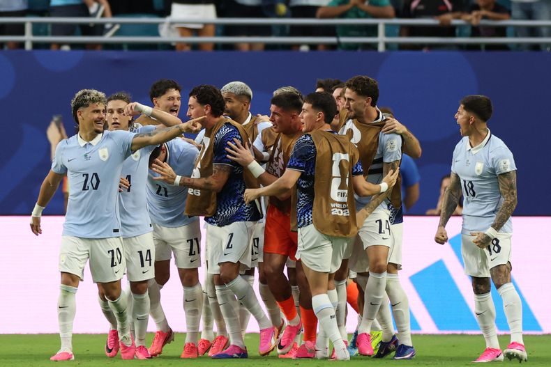 Bielsa define el equipo para enfrentar a Cabo Verde con tres variantes en el horizonte