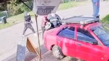 Delincuentes robaron a mano armada la moto a un hombre que esperaba fuera de un comercio en Las Piedras