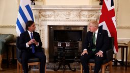 El presidente Luis Lacalle Pou junto al primer ministro británico.