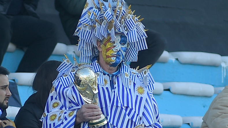 Unos mil uruguayos ya tienen su paquete para viajar al Mundial de Qatar.
