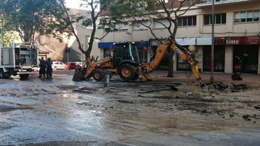 Rotura de caño en Av. del Libertador y Venezuela afecta circulación y suministro