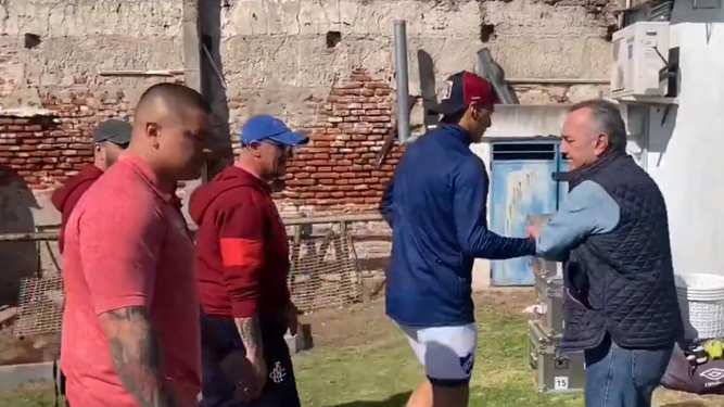 La imagen de Luis Suárez en su retorno al fútbol uruguayo en un estadio de un club en desarrollo.