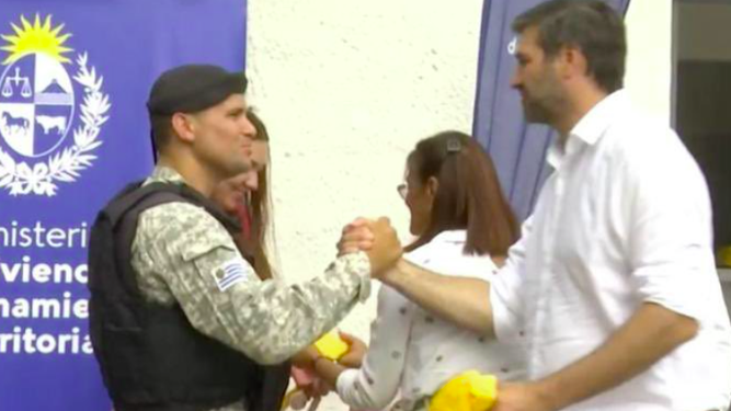 Vamos a honrar tu recuerdo: exministro Martinelli recordó a policía asesinado en Canelones