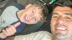 Luis Suárez y su hijo Benjamín.