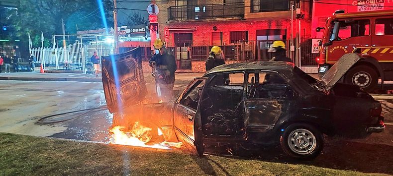Un auto incendiado causó demoras en el tránsito: Paré en la roja, sentí una explolsión y me quedé sin auto