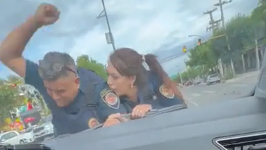 Dos policías arrastrados por joven conductor en Córdoba