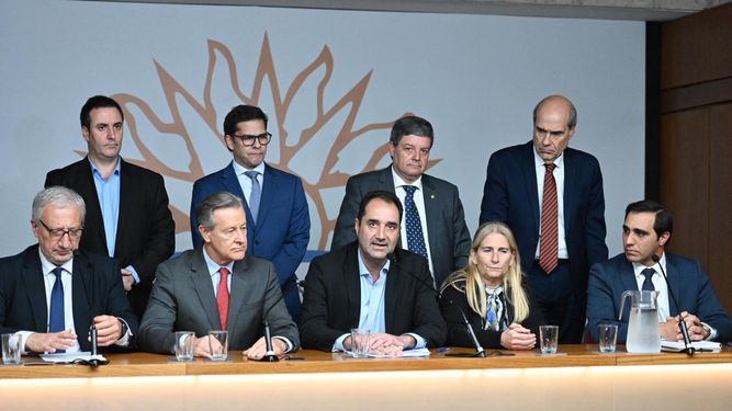 Oposición pide que Álvaro Danza renuncie a cargos privados; ya tomó licencia en la revista del SMU