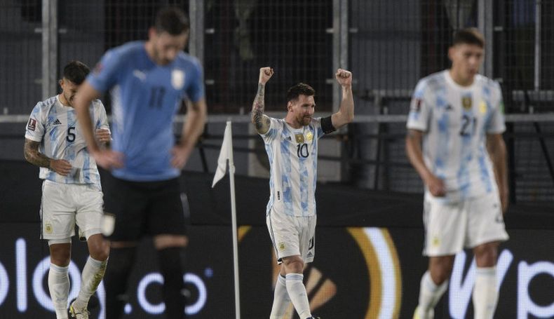 Uruguay jugó media hora, no concretó y fue goleado por Argentina