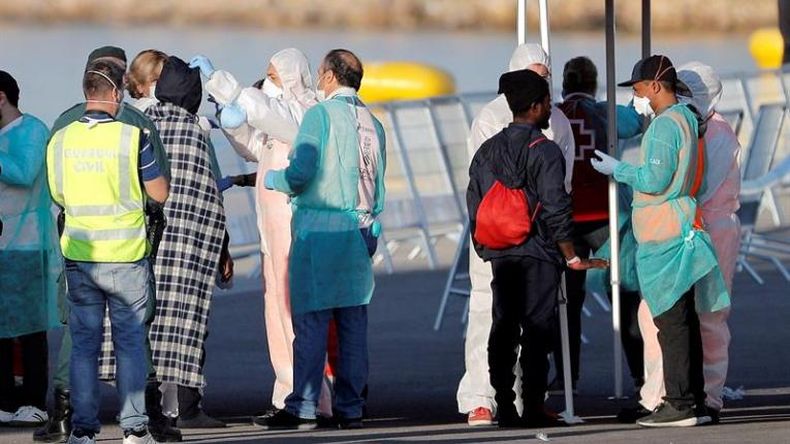 Italia deja en el mar un barco con 224 inmigrantes