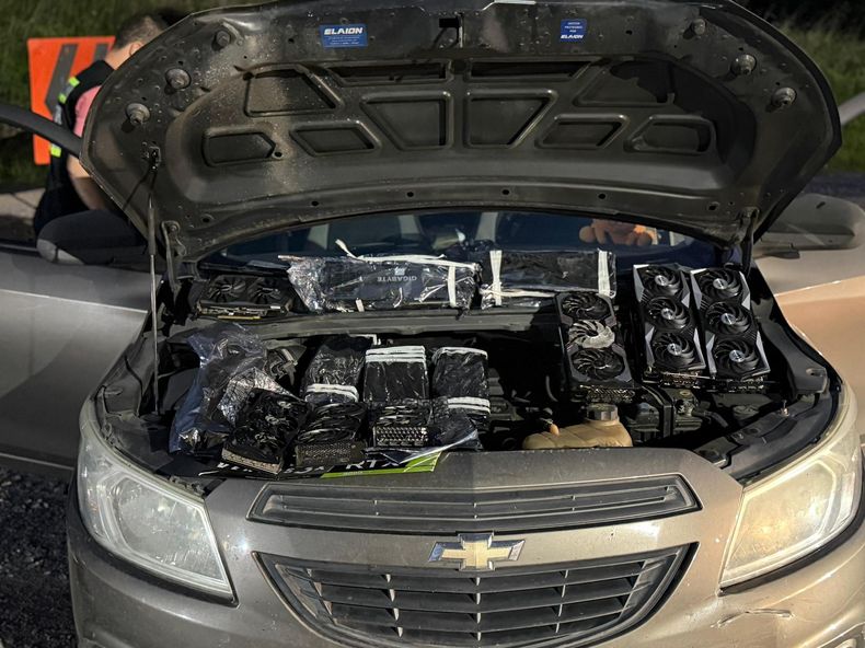 Armada detuvo a dos personas por intentar ingresar más de 10 placas de video ocultas en un auto en Fray Bentos