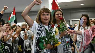 Greta Thunberg a su llegada junto a activistas participantes de la flotilla de ayuda a Gaza.