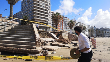 Parte del muro de la rambla de Pocitos colapsó por los fuertes vientos