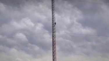 Un hombre está colgado en una antena desde el domingo