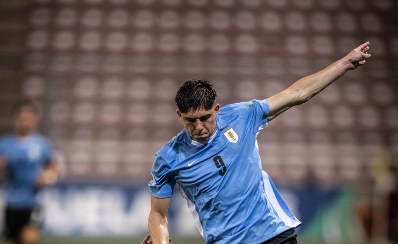 Con doblete de Petit, Uruguay vapulea a Paraguay 6-0