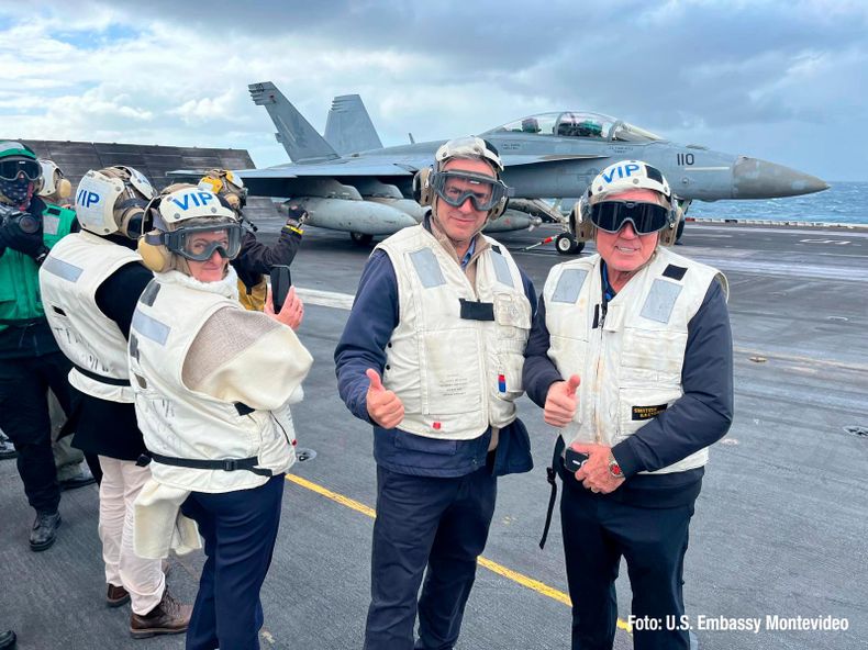 Yamandú Orsi recorrió un portaaviones nuclear estadounidense que se encuentra en aguas internacionales