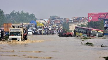 Más de 100 muertos por inundaciones en India y Nepal