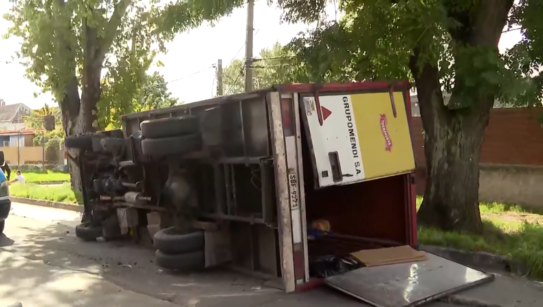 Choque con vuelco de camión dejó tres personas lesionadas en Belvedere