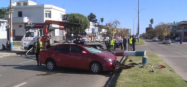 Dos jóvenes chocaron contra una columna: salieron antes de que cayera sobre el auto