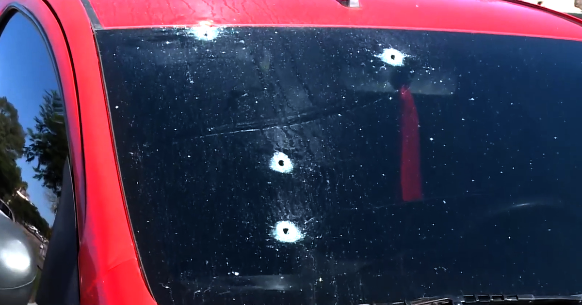 Balearon un vehículo frente a su dueña y sus hijos menores en barrio Ituzaingó; hay dos detenidos