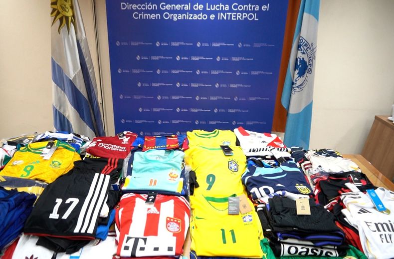 Incautaron más de 1.100 camisetas de fútbol falsificadas en dos allanamientos en Montevideo