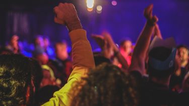 Denuncian fiesta clandestina que habría causado 60 casos de Covid