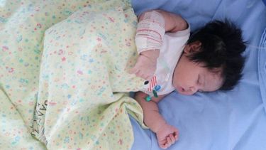 Pequeña gigante: nació una beba de 61 centímetros y 7 kilos