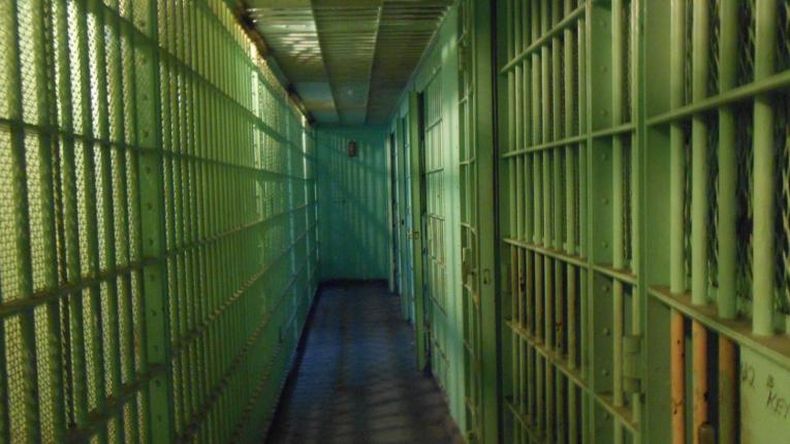 Brasil: Motín en cárcel sigue con cuatro policías como rehenes