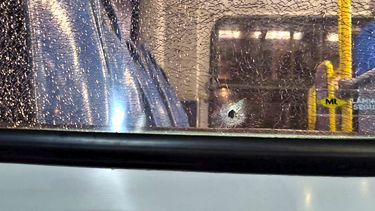 omnibus de la linea 151 fue baleado llegando a la terminal: proyectil ingreso por vidrio e impacto un asiento