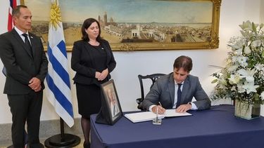Lacalle Pou firmó condolencias por la reina Isabel II