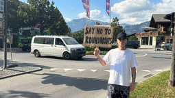 El cantante Robbie Williams ofrece sus servicios como manifestante a sueldo.
