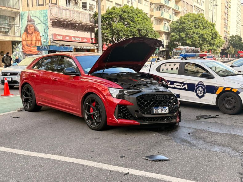 Un móvil policial chocó con una camioneta de alta gama en la zona de Tres Cruces