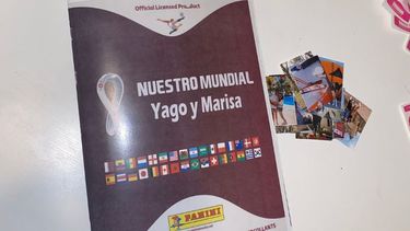 joven sorprendio a su novio con un album del mundial de qatar con fotos de su relacion
