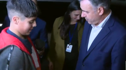 Me interesa mucho la política: un niño sorprendió a Yamandú Orsi con una carta y un pedido