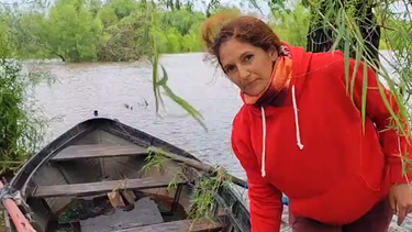 Andrea, de Paysandú, hace más de un mes que no puede trabajar porque su horno de ladrillos quedó tapado por las inundaciones.