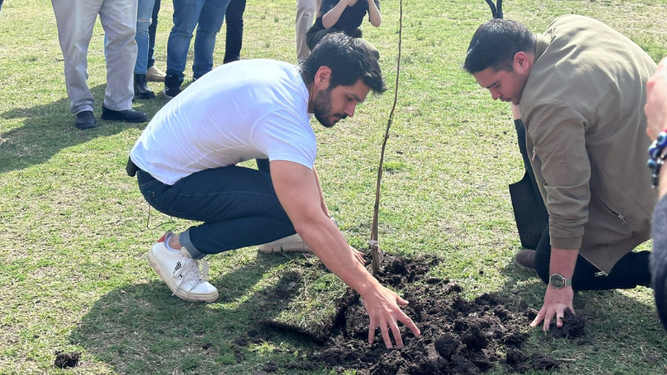 Andés Ojeda plantó dos árboles.