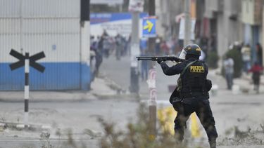 manifestantes bloquean aeropuertos y rutas en peru