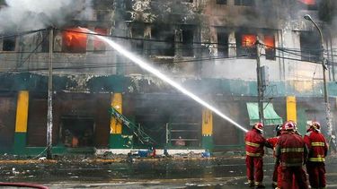 400 bomberos trabajan para controlar incendio en Lima
