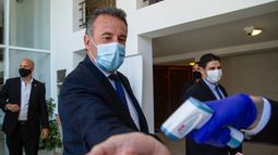 Salinas recibió la tercera dosis y le habló a los no vacunados