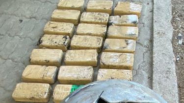 Hallaron 20 ladrillos de pasta base en una garrafa