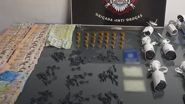 La Policía incautó drogas, dinero y cámaras de videovigilancia, entre otros efectos.
