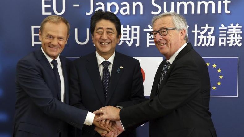 La UE y Japón mandan mensaje de apertura a Trump