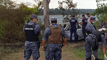 Encontraron un cuerpo adentro de un auto incendiado en Salto.