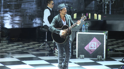 Arjona hizo emocionar al público con show en el Centenario