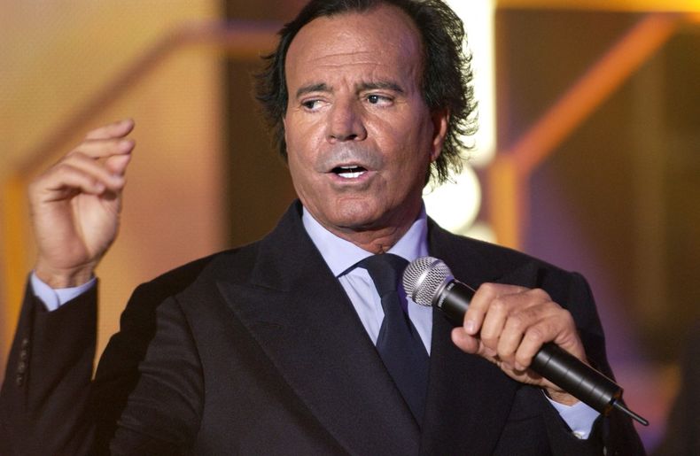 Dos exempleadas de Julio Iglesias denuncian agresiones sexuales del cantante