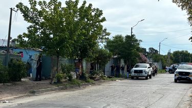 Homicidio en el barrio Marconi: un hombre fue atacado a tiros y cayó muerto en el patio de una casa