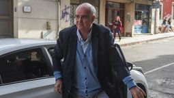 El senador Gustavo Penadés ingresando al Juzgado.