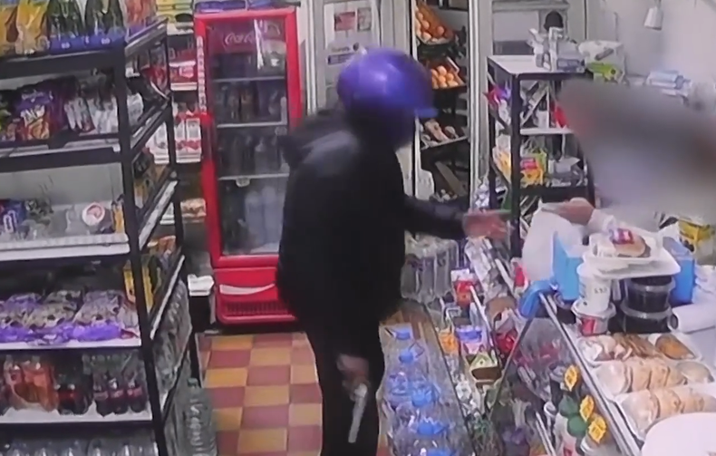 Violenta rapiña a un almacén en Salto: el delincuente apuntó con un arma al pecho de la encargada