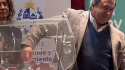 El ministro Raúl Lozano en el primer sorteo 2023 para cooperativas de viviendas.