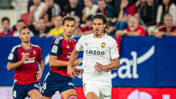 Valencia ganó ante Osasuna con asistencia de Cavani