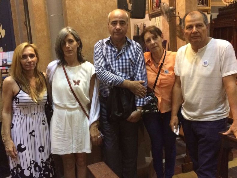 La madre de Lola Chomnalez, Adriana Belmonte, a la salida de una misa en memoria de Lola Chomnalez.